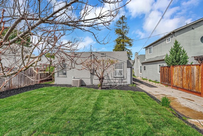 Building Photo - Rose garden area 3 bedroom 1 bath