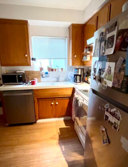 Kitchen features microwave, dishwasher, Cuisinart pots, pans, and gadgets - 2206 Nelson Ave