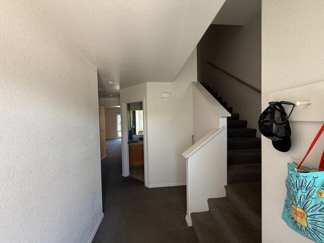 Building Photo - 913 Cardinal Dr