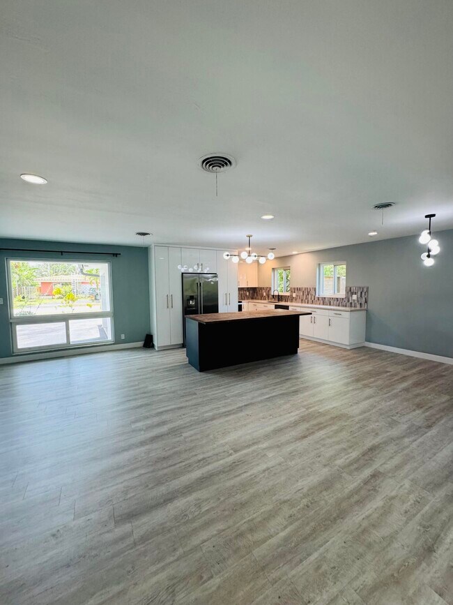 Building Photo - 2171 NE 62nd Ct