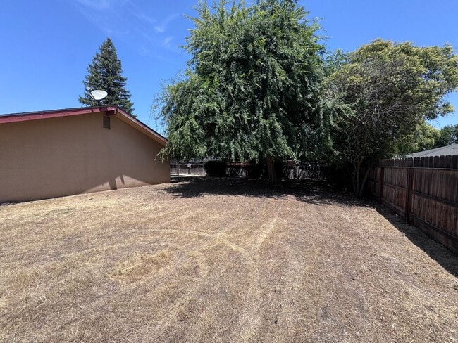 Building Photo - NW Reedley Home Near Shopping Center Rent ...