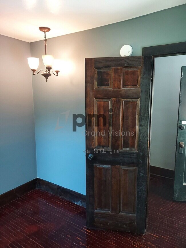 Building Photo - 853 N College St