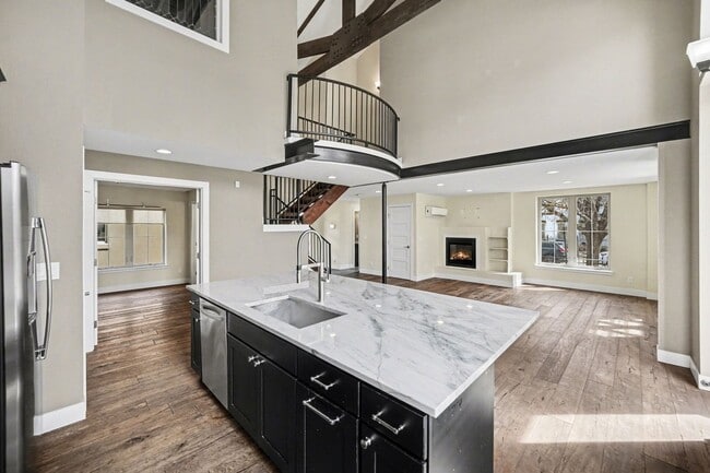 Building Photo - Stunning Luxury Home in Sunnyside **Move-In Special**