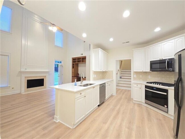 Building Photo - 12592 Waterside Dr