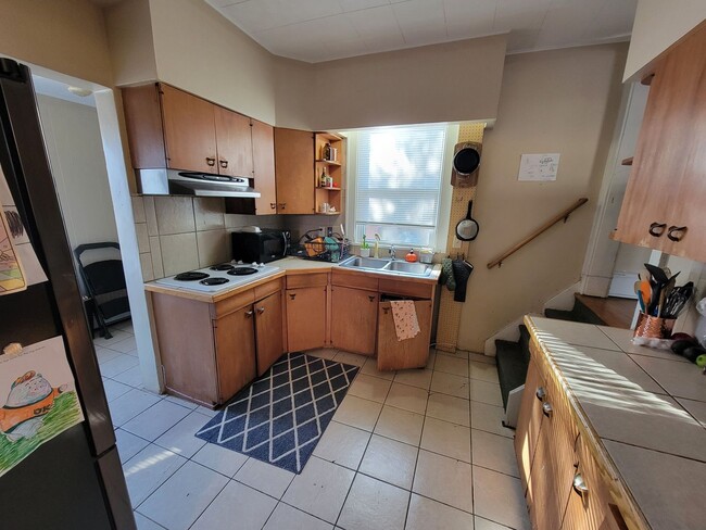 Building Photo - AVAILABLE JUNE - 6 Bed, 2 Bath Home Close to Campus!