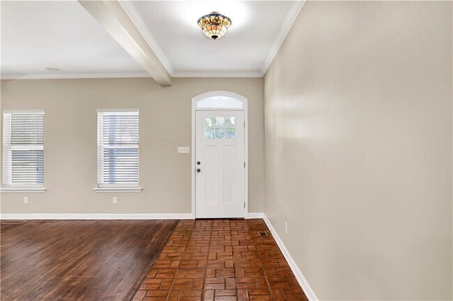 Building Photo - 708 Monarch Dr W