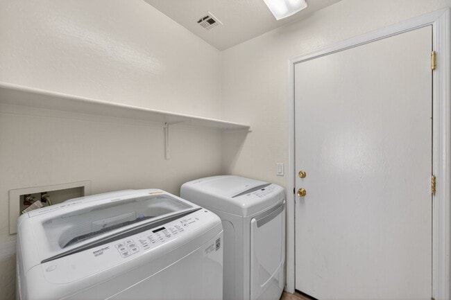 Building Photo - Spacious Gilbert Corner Lot Rental with 4 Bedrooms, Vaulted Ceilings & Private Backyard Retreat