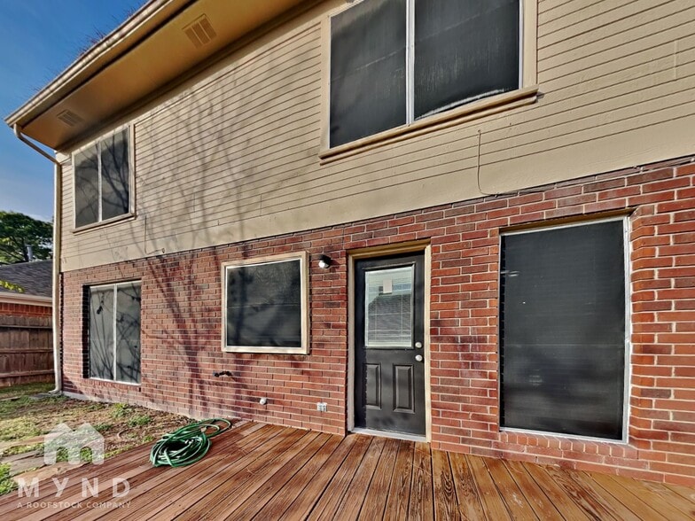 Building Photo - 18163 Holly Green Dr