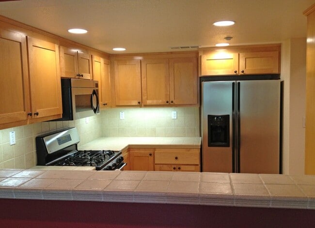 Building Photo - 2 Bedroom Top Floor Townhouse in Southwest San Jose with Garage