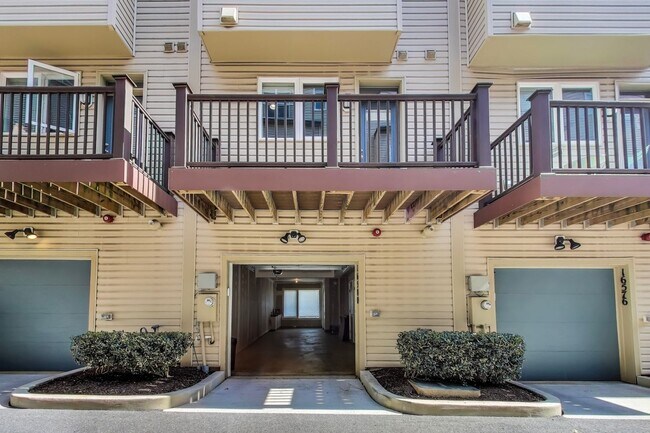 Building Photo - Stunning 3BD/3.5BA luxury 4-level townhouse in Great Location!