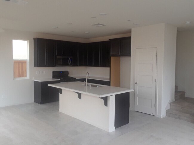 Building Photo - Centrally Located 3 Bedroom, 2.5 bath in gated community of Elk Grove