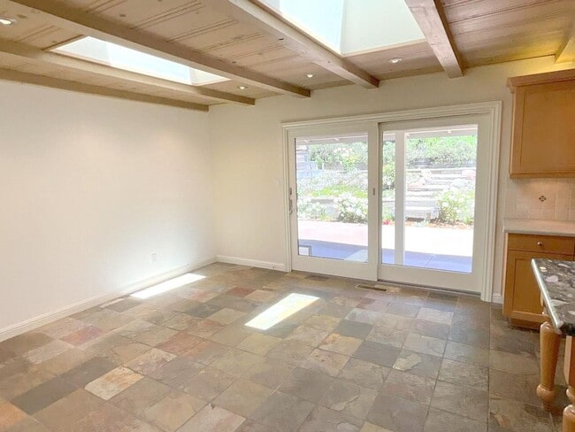 Building Photo - TOP LOCATION & TOP SCHOOLS ! Remodeled SAR...