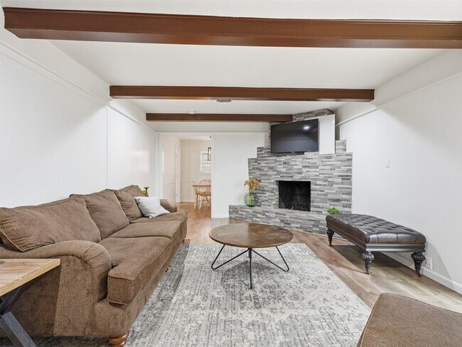 Building Photo - 2121 Canton Dr