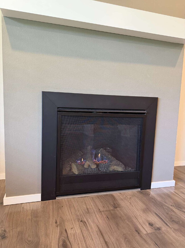 Building Photo - 3 Bedroom / 2.5 Bathroom Townhome - Near Bethany & PCC
