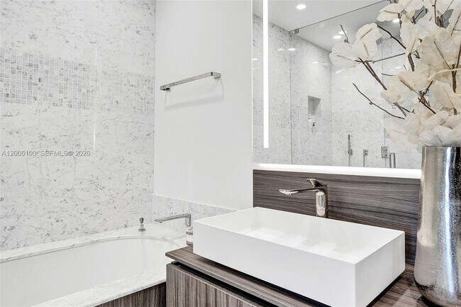 Building Photo - 1000 Brickell Plaza