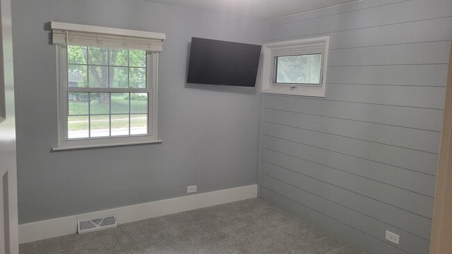 Building Photo - 308 Tamarack Ave