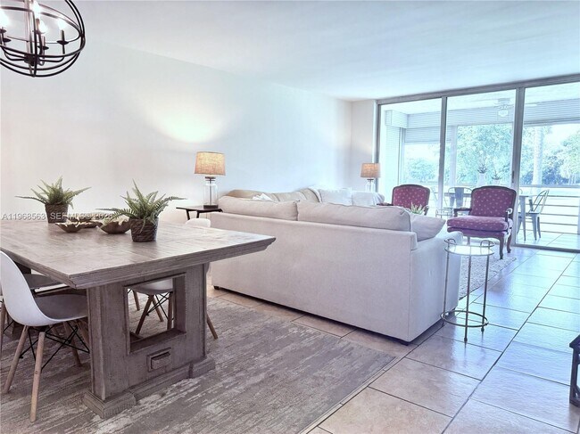 Building Photo - 901 W Cypress Ln