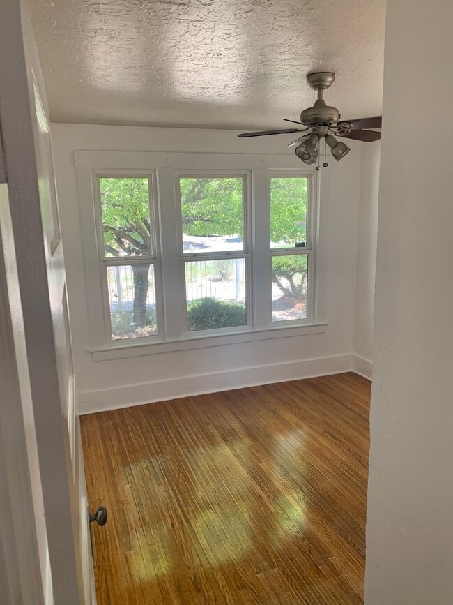 Building Photo - ***Cozy 2 bedroom 1 bath with GATED parkin...