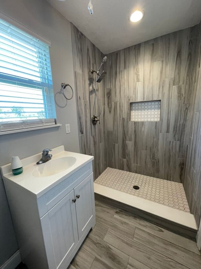 Building Photo - Downtown Tavares Studio Apartment