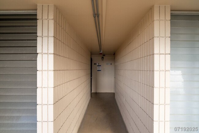 Building Photo - $2,600 / 2br - 730ft2 - 2 Bed 1 Bath Condo...