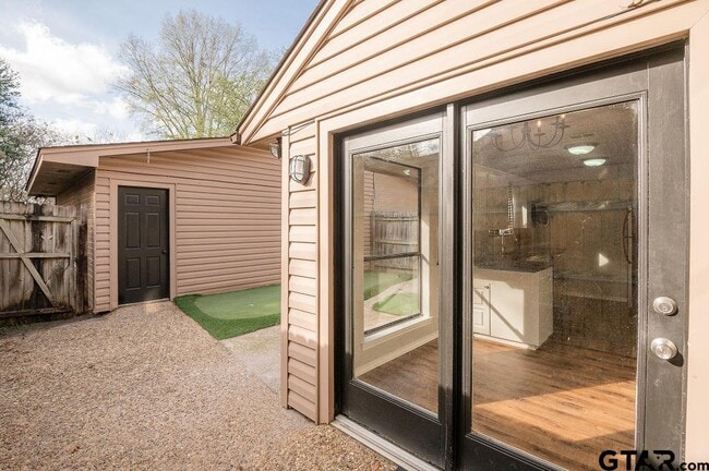 Building Photo - 5827 Hollytree Dr