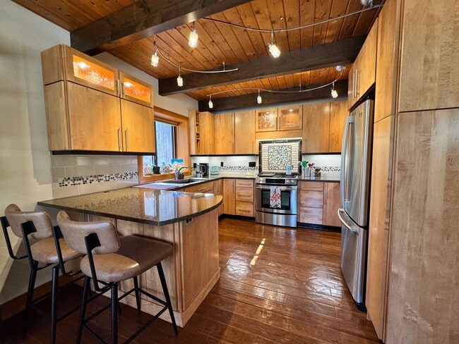 Building Photo - FOR RENT: FURNISHED LONG-TERM EXTREMELY CO...