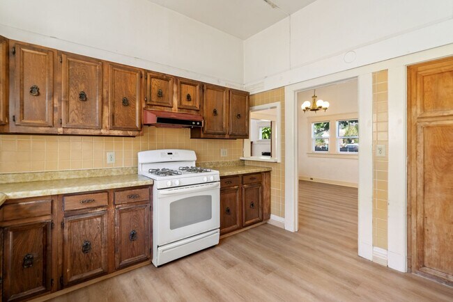 Building Photo - 5 Bedroom 2 Bathroom House - AVAILABLE JULY 2026 - MAY 2027