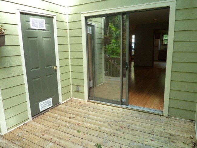 Building Photo - Lovely, updated 2br in Weatherhill. Great location & Carrboro charm!