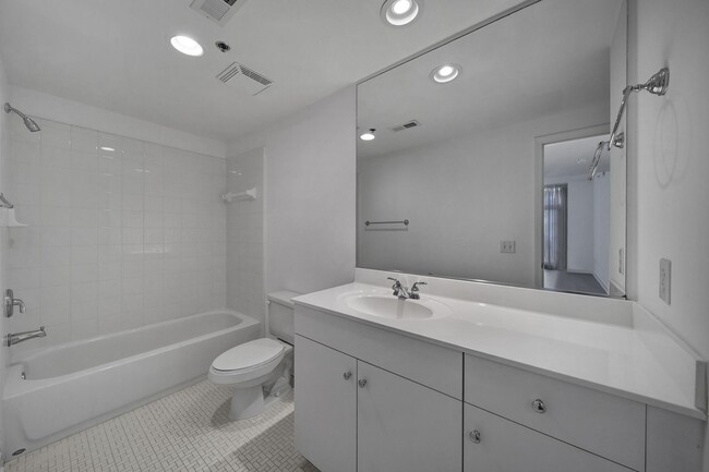 Building Photo - Beautiful 2 Bed 2 Bath Condo in Dilworth!