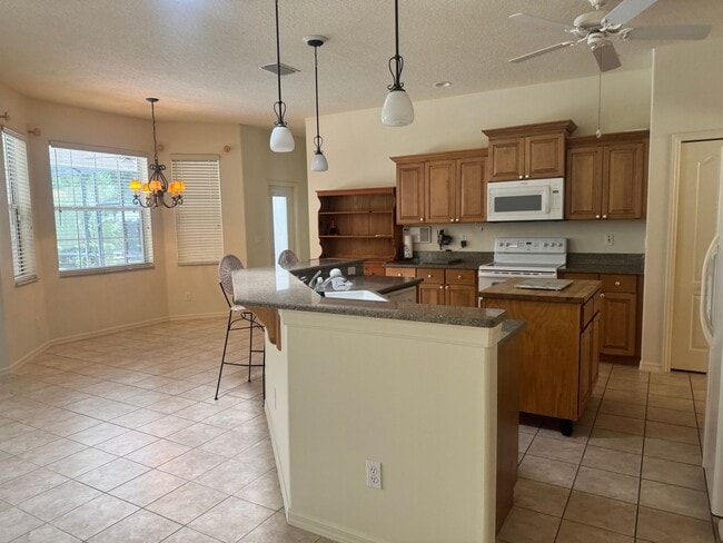 Building Photo - Beautiful 5 bed 3 bath POOL Home For Lease!