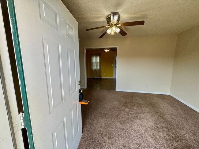 Building Photo - LARGE FENCED YARD, and lawn care INCLUDED