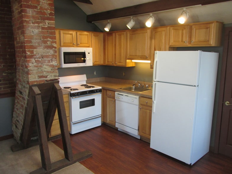 Kitchen - 102 Carlisle St