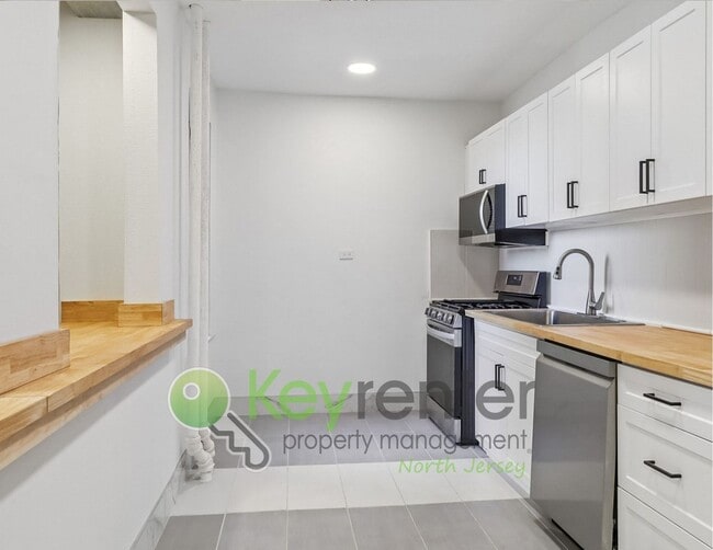 Building Photo - Freshly Updated 1-Bedroom Condo Across from Lincoln Park – Jersey City