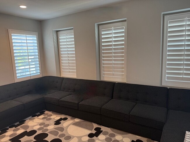Building Photo - Home in Gated Five Knolls Community | 5 Bedrooms
