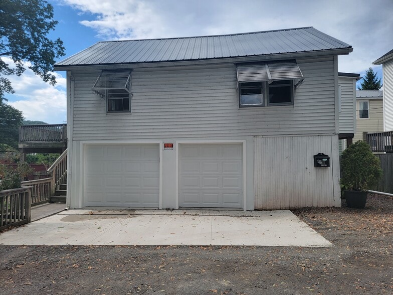 garage - 407 Bloom St