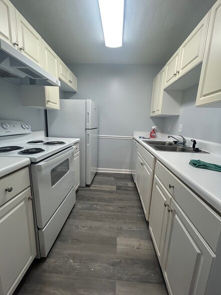 Kitchen - 1208 Bush River Rd