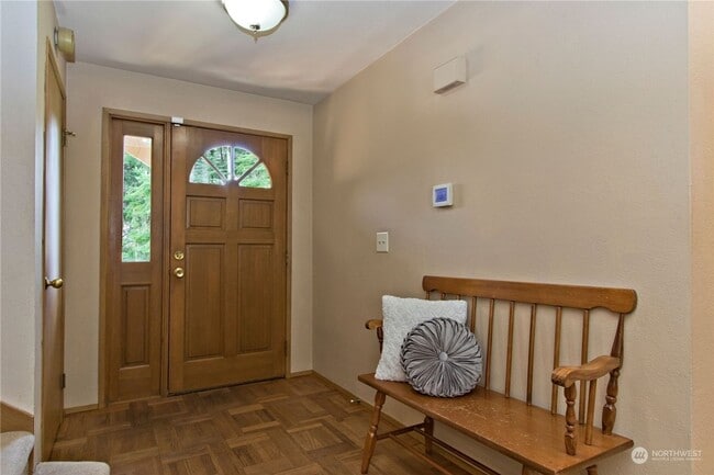 Building Photo - Charming 4 Bedroom home with fenced yard a...