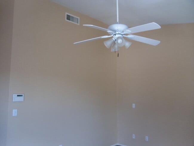 Building Photo - 3 bed 2 bath single level house in core Ch...