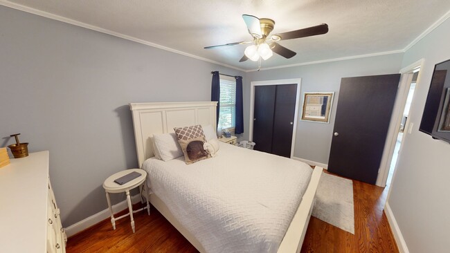 Building Photo - Fully Renovated 3 Bedroom GEM close to sho...