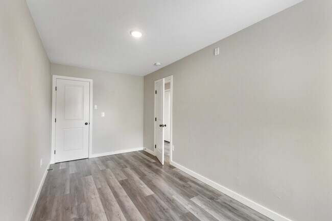 Building Photo - Charming 3BR Home in Heart of Tacoma - Modern Amenities & Prime Location!