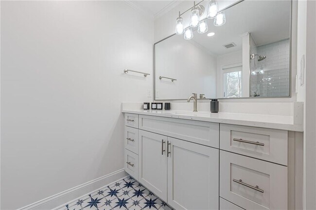 Building Photo - 4562 Columns Dr SE