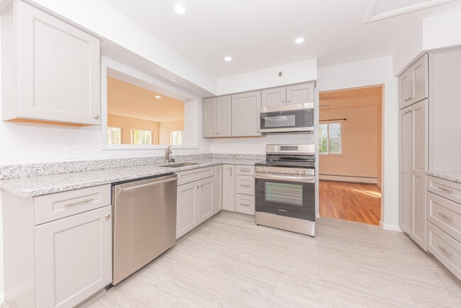 Building Photo - 1520 Traver Rd