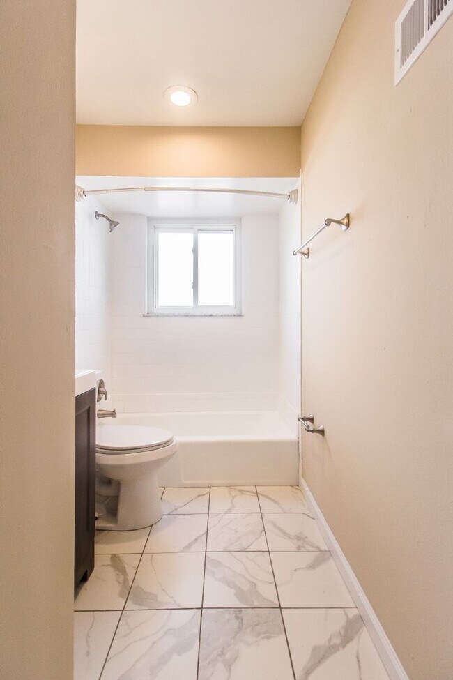 Building Photo - Pet Friendly, Renovated Home in Fox School District