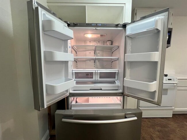 Building Photo - 928 E 56th St