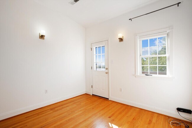 Building Photo - Spiffy 3 Bedroom, 2 Full Bathroom Rowhome just steps from Lincoln Park!!