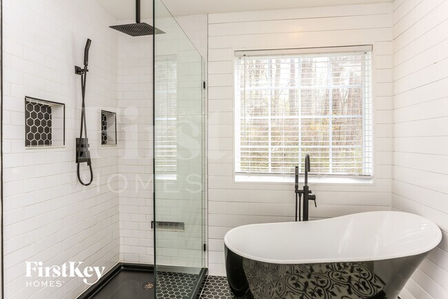 Building Photo - 23 Clearwater Ct