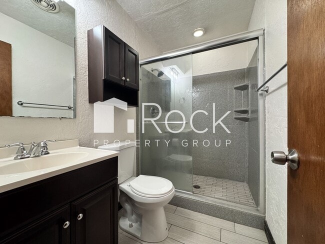 Building Photo - 3 Bedroom, 2 bath, 2 car garage home avail...