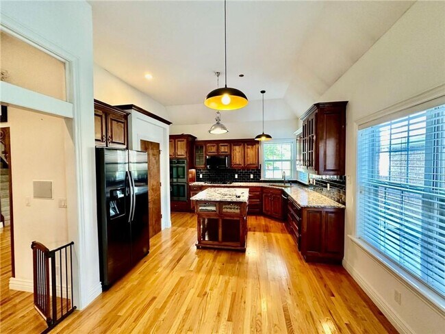Building Photo - Prime Location 4 Bedroom 3 1/2 bath 2 garages!