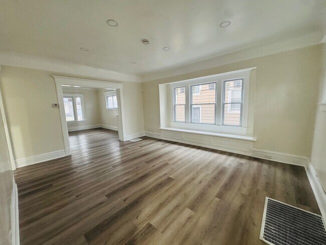 Building Photo - Charming 4-Bedroom Property in Prime Location