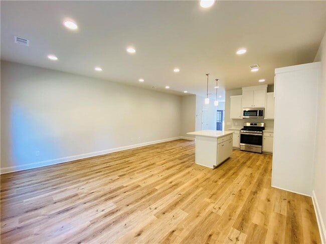 Building Photo - 1099 N Village Dr